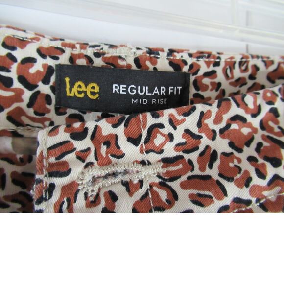 Lee Regular Fit Mid Rise Lepoard print Shorts - Picture 3 of 4